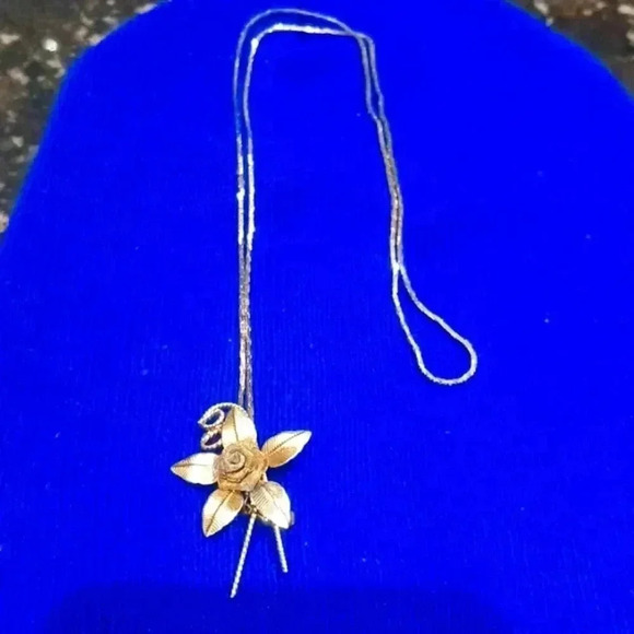 Beautiful flower charm necklace..unique  silver color..runs medium to large.. - Picture 2 of 4